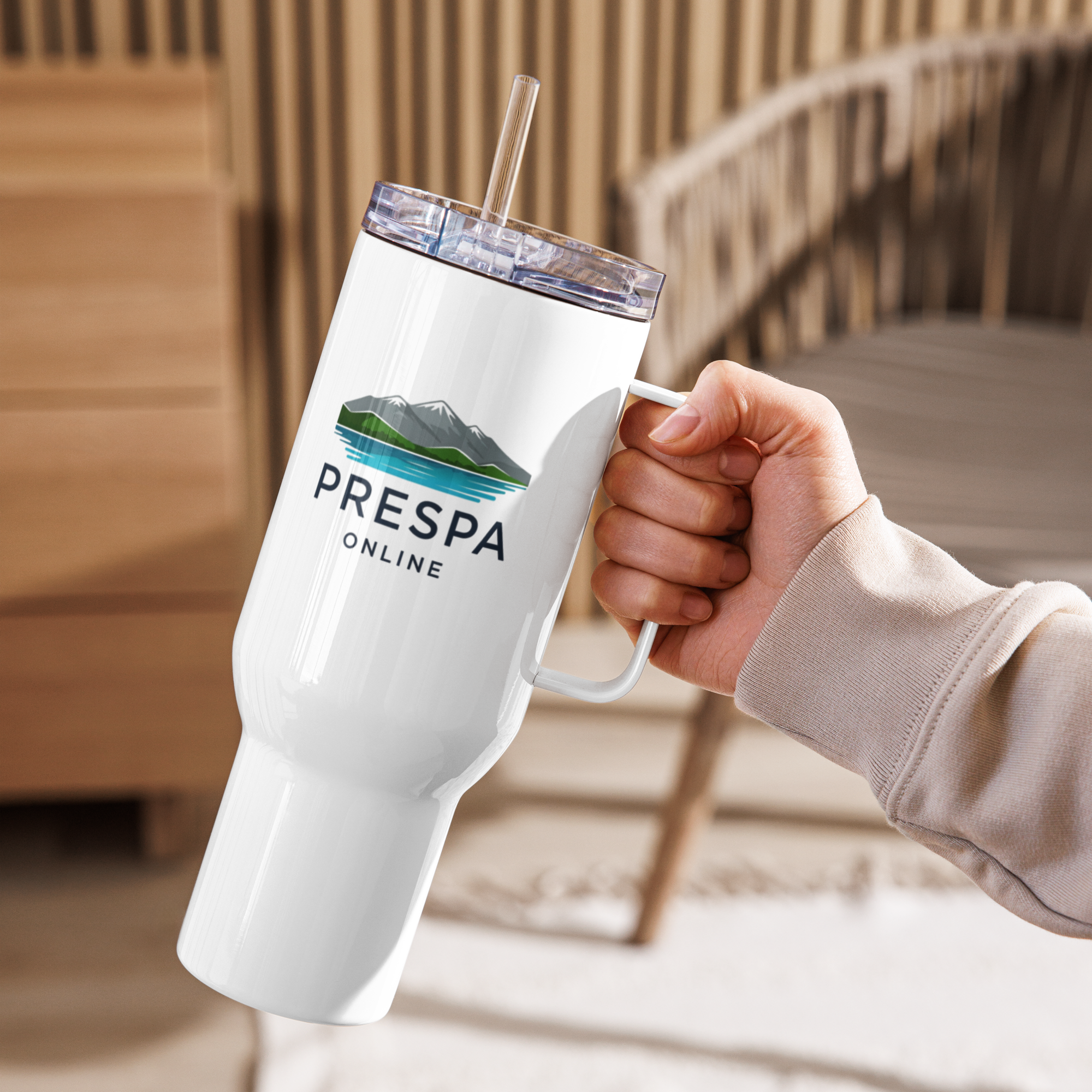 Travel mug with a handle